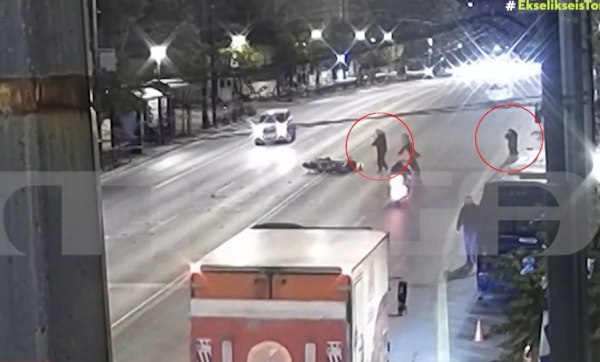 Νέο βίντεο από το τροχαίο δυστύχημα μπροστά από τη Βουλή – Τα δραματικά λεπτά μετά τη φονική σύγκρουση